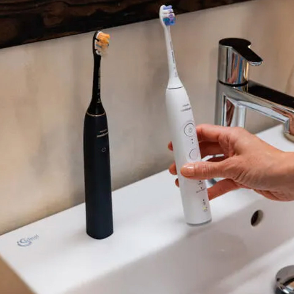 Cepillos dentales el&eacute;ctricos Sonicare en una superficie