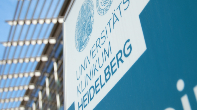 Fotograf&iacute;a de un m&eacute;dico configurando una exploraci&oacute;n en el gantry del esc&aacute;ner de TAC, con el paciente sobre la mesa de paciente del sistema de TAC