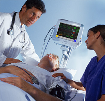 Los m&eacute;dicos hablan pr&oacute;ximo a un paciente