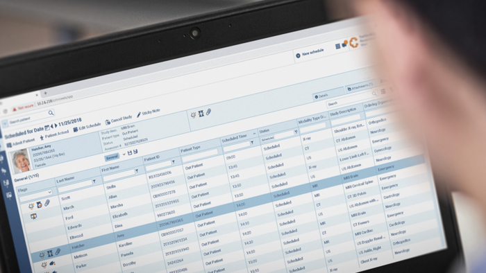 Cl&iacute;nico que observa creaciones de informes optimizados en un dispositivo inteligente