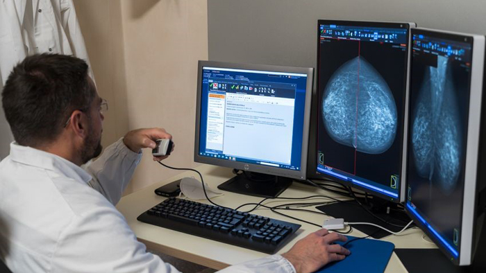 Cl&iacute;nico que revisa un caso asignado por el organizador del flujo de trabajo