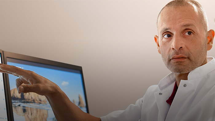 M&eacute;dico se&ntilde;alando la pantalla