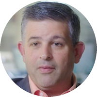 un hombre con cabello gris y traje