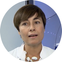 una mujer con cabello casta&ntilde;o corto