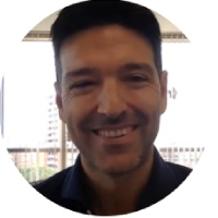 un hombre sonriendo para la c&aacute;mara