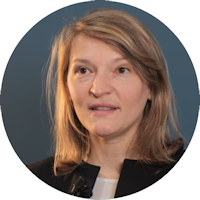 una mujer con cabello rubio