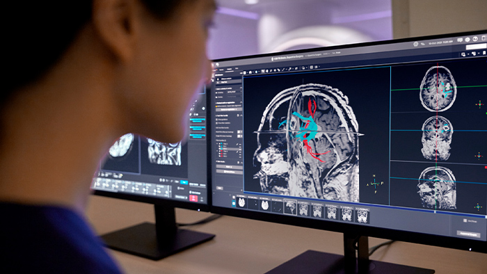 Especialista en im&aacute;genes cl&iacute;nicas en el monitor
