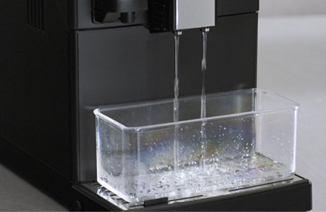 Colocaci&oacute;n de una taza debajo de la boquilla de agua caliente o el tubo de vapor