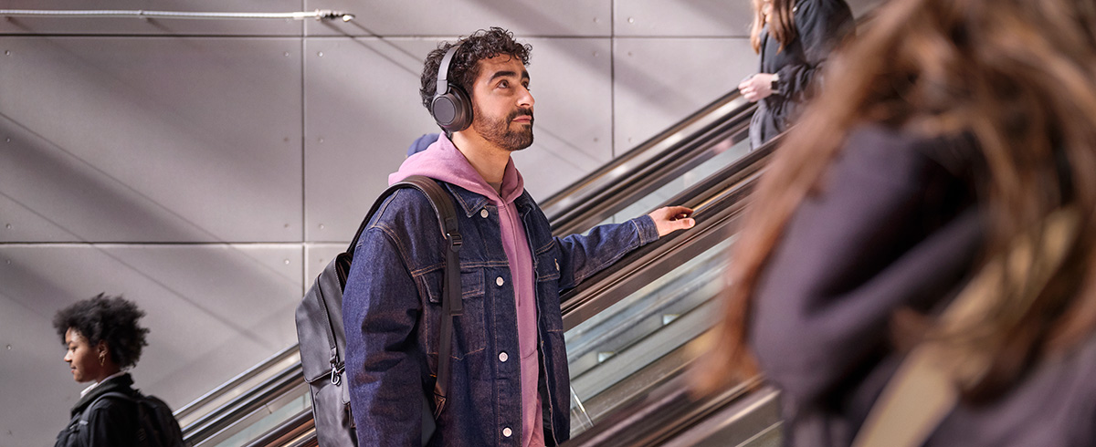 Hombre usando auriculares Philips con cancelaci&oacute;n de ruido