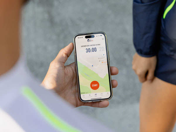 Un participante de la carrera comprueba su tel&eacute;fono, esperando para empezar.