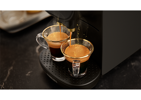 Imagen m&aacute;s cercana de la cafetera de c&aacute;psulas L&rsquo;OR Sublime preparando dos espresos