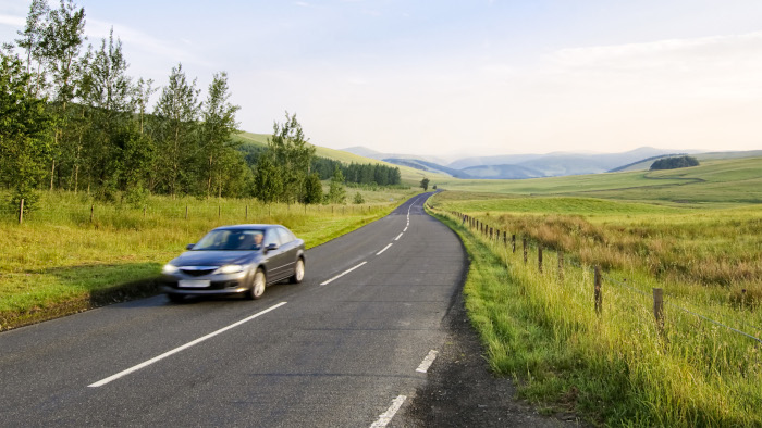 coche en la carretera