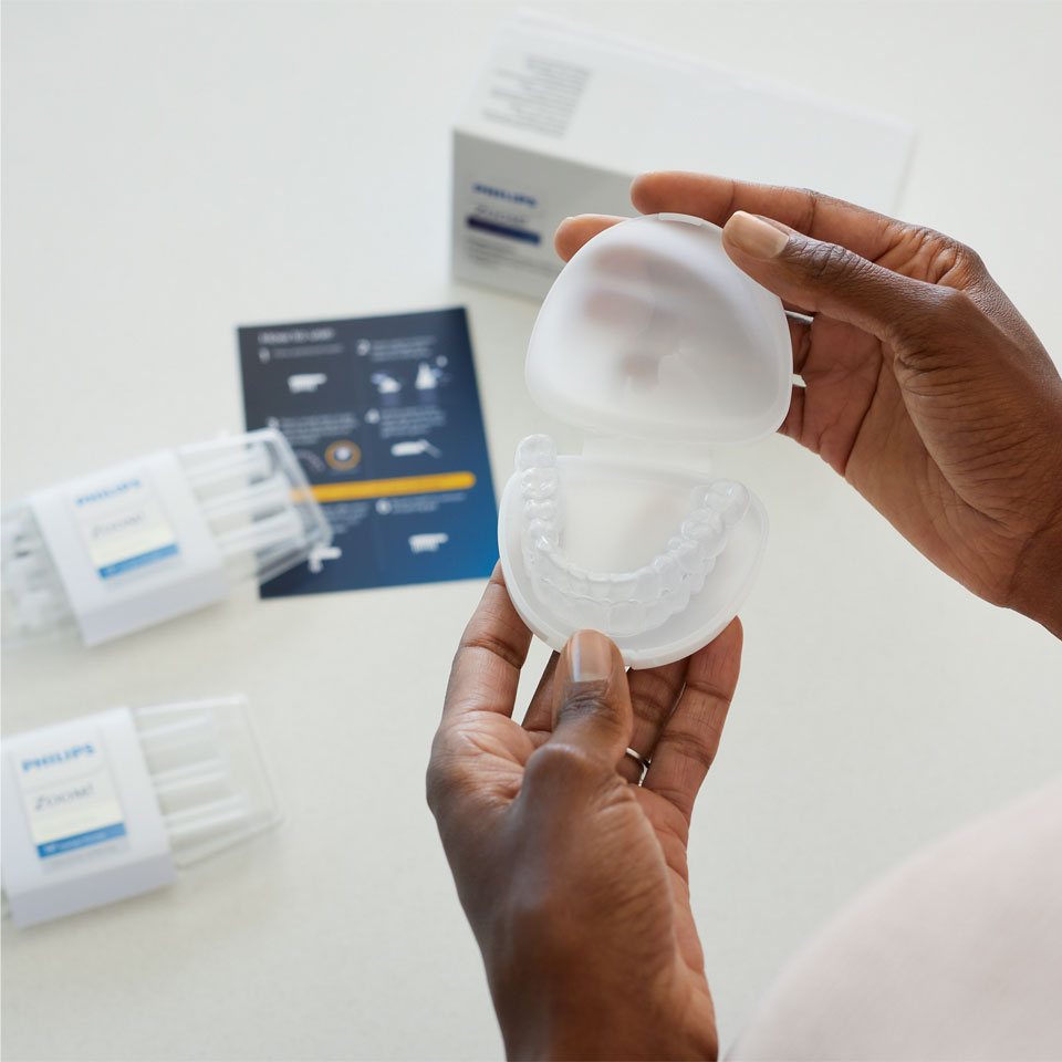 Impresi&oacute;n dental sujetada con las manos