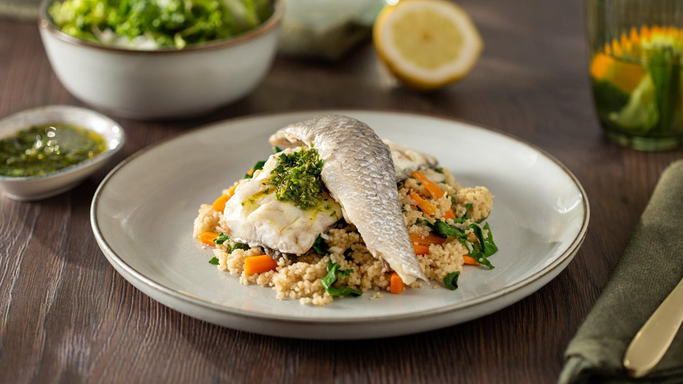 Filete de dorada con acelgas y cusc&uacute;s​