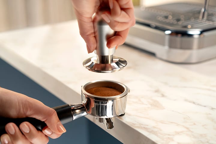 Prensado del caf&eacute; molido