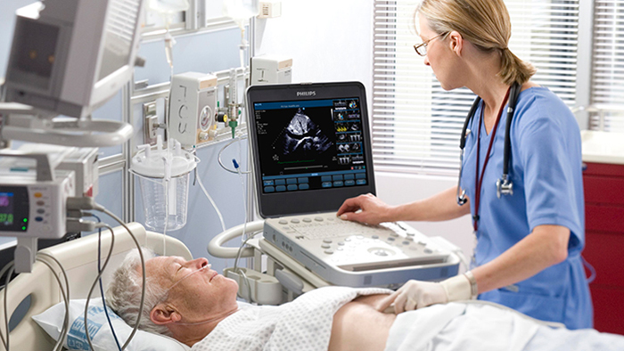 Ecocardi&oacute;logo tratando un paciente con cardiopat&iacute;a