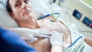Las derivaciones de ECG se mueven con el paciente desde la ambulancia y durante la estad&iacute;a del paciente