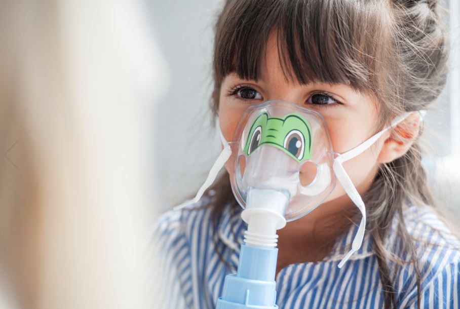 ni&ntilde;o con nebulizador