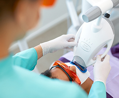 Evaluaci&oacute;n cl&iacute;nica de Philips Zoom WhiteSpeed frente al blanqueamiento profesional con Ultradent Opalescence Boost PF