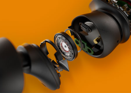 Imagen t&eacute;cnica en primer plano que muestra las partes internas de unos auriculares realmente inal&aacute;mbricos