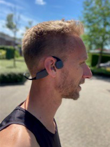 Corredor con los auriculares de conducci&oacute;n &oacute;sea