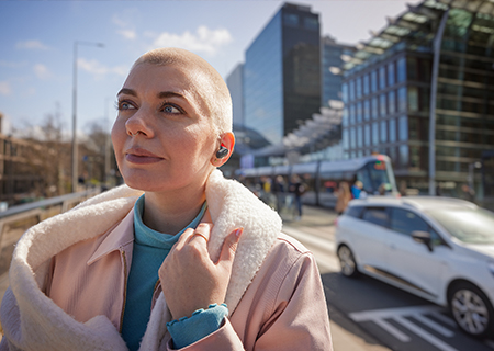 Mujer disfrutando al aire libre con auriculares inal&aacute;mbricos verdaderos Philips T3508