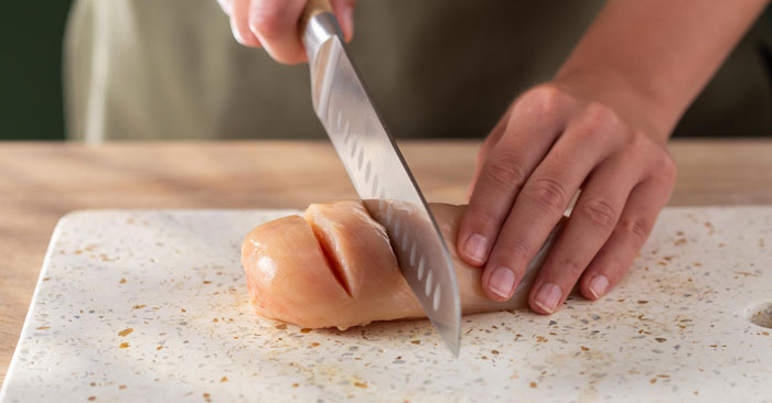 Usar un cuchillo afi lado para hacer 4 o 5 cortes en las pechugas de pollo, dependiendo de su tama&ntilde;o.